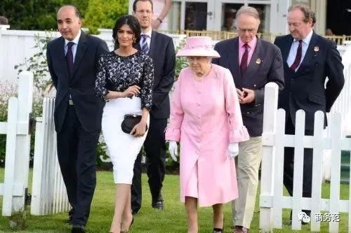 沙特名媛太时髦:首位18岁超模走红、公主开车登刊、王妃混时装周