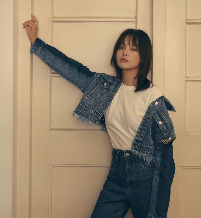 32岁辛芷蕾撞衫21岁关晓彤，同穿连衣裙，输了年龄赢了气质