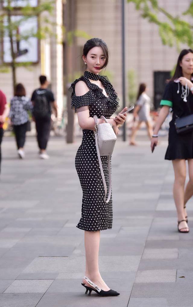 街拍!夏季这样的装扮更显你的苗条身材!