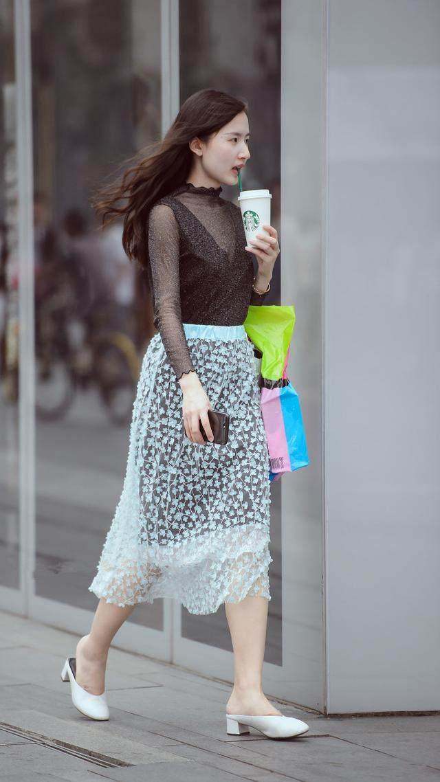 街拍: 图4美女穿半透视装好清纯, 你想和她在奶茶店邂逅吗