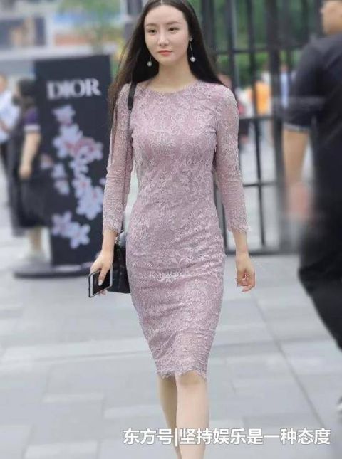  「身材」街拍：身材高挑的小姐姐，一条白色的连衣裙，时尚美丽大方气质