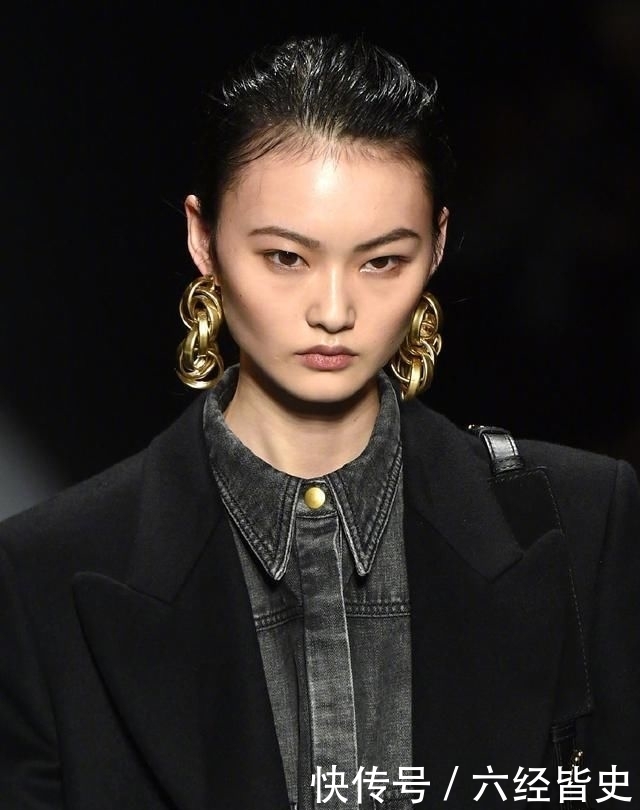 『十足』她是福布斯榜中国十大国际模特,今穿牛仔连体裤配大衣,霸气十足