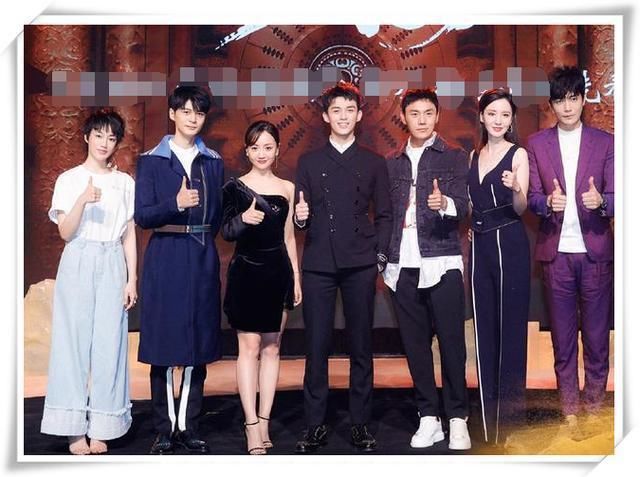 杨蓉厉害呀，西装缝裙子上居然一点不丑，网友：还是不身材好！