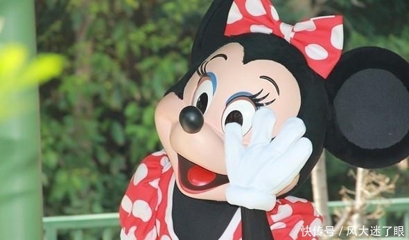 上海迪士尼允许携带食物,出现了垃圾遍地,游客素质有待提高