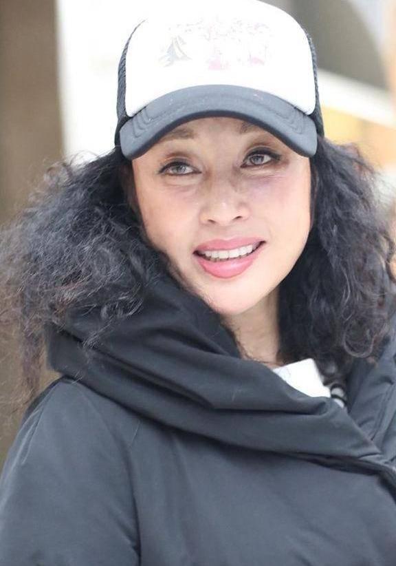 刘晓庆机场穿娃娃装狂扮嫩，然而看到她眼周细纹的我差点被吓哭！