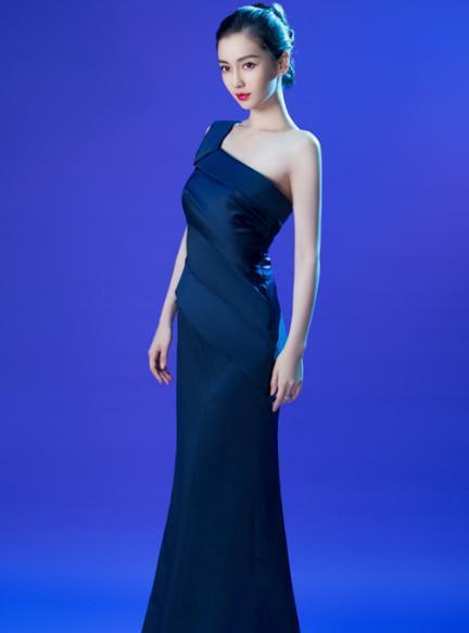 Angelababy 身穿长裙秀曼妙曲线，越来越有女人味！