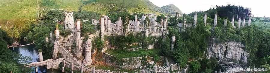 年迈的老人隐居荒山21年,借了几百万,造了一个魔幻城堡!