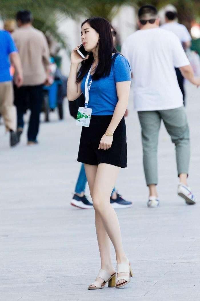 街拍:工作中的女人也很美，认真起来的样子充满魅力!