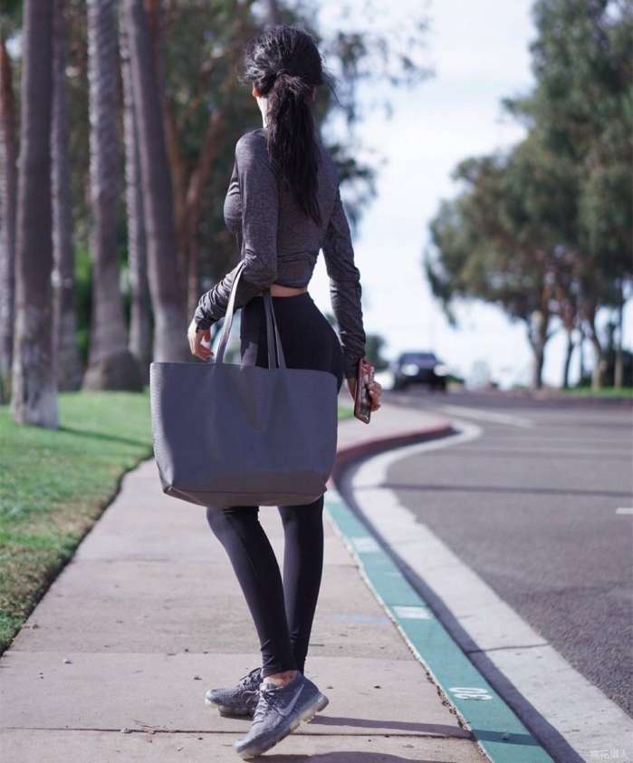 街拍：搭配紧身裤的美女，身材优雅，紧身裤就好像专门为她设计