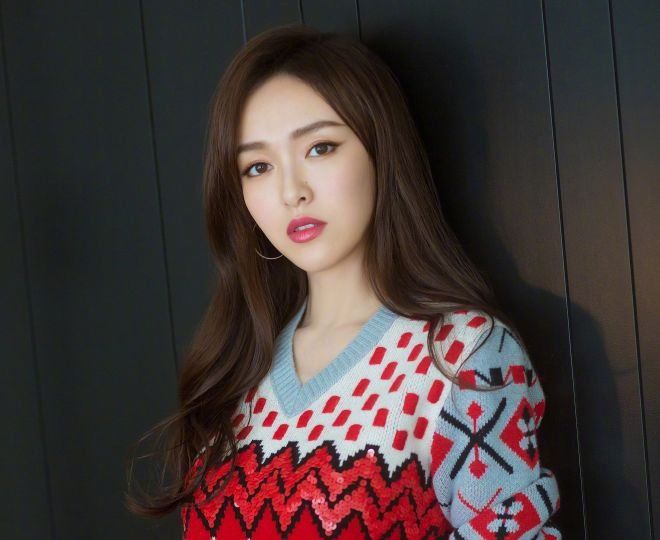 太子妃张天爱带着新发色杀回来了?