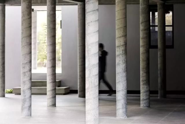 他买下30000小山头，造了一栋隐居的房子，远离城市，幽静清心