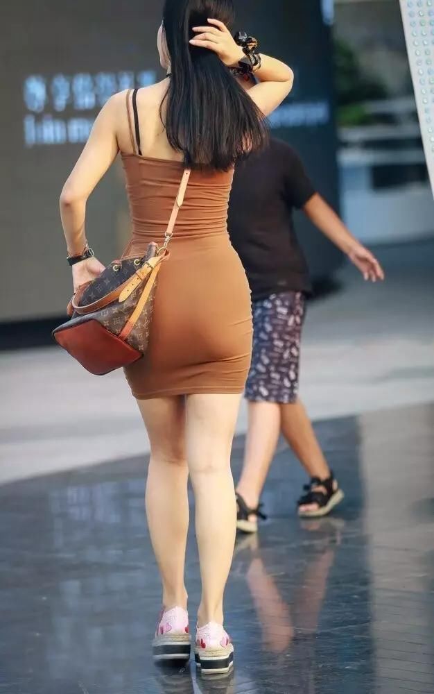 街拍：腰细臀肥，标准好身材