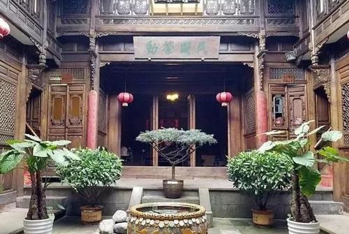 一景■乡间趣事!没人要的老缸,在园艺大师的巧手下,成了花园一景,聚水聚财气