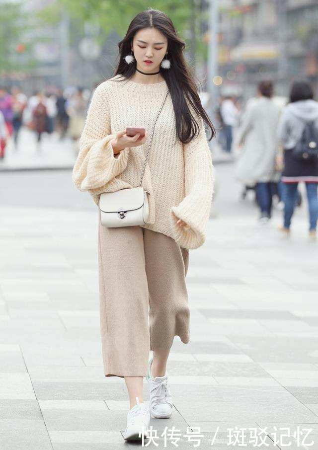 街拍：穿搭时尚的小姐姐，牛仔短裤配白T恤清纯甜美，长腿最亮眼