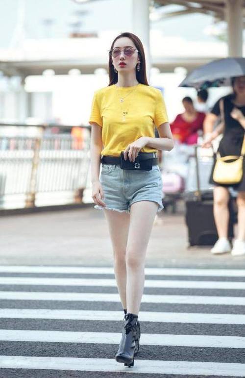 街拍：图1蒋梦婕也是够了，夏天穿皮靴！图5胸前“倒三角形”吸睛