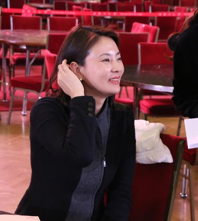 气质:央视主持人刘芳菲现身走机场,针织衫配运动裤好随性,素颜像30岁
