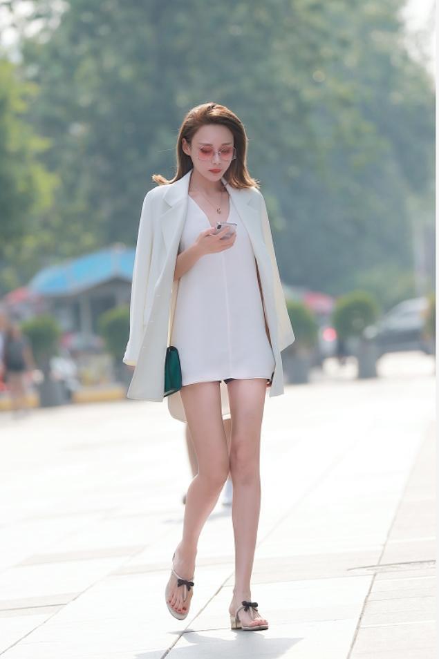 街拍：小姐姐高贵秀丽白嫩肌肤，美腿很是迷人！