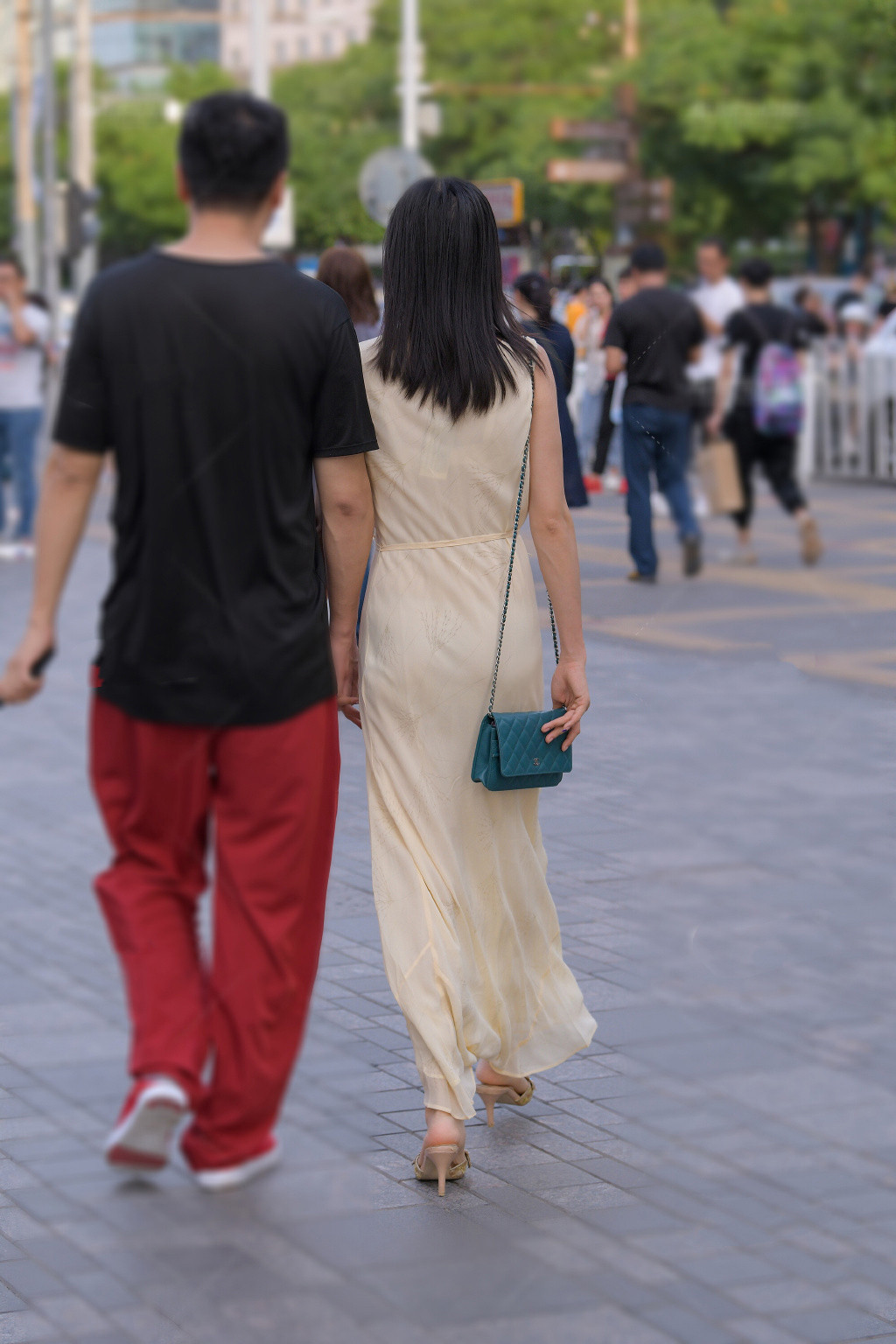  小姐姐|街拍：夏日时尚穿搭,气质女生选择长裙,轻松穿出简约优雅的美