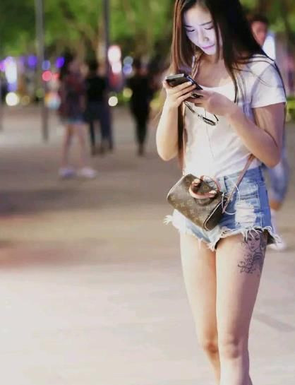  比例：小姐姐穿上高跟鞋后,身材比例显得十分的协调
