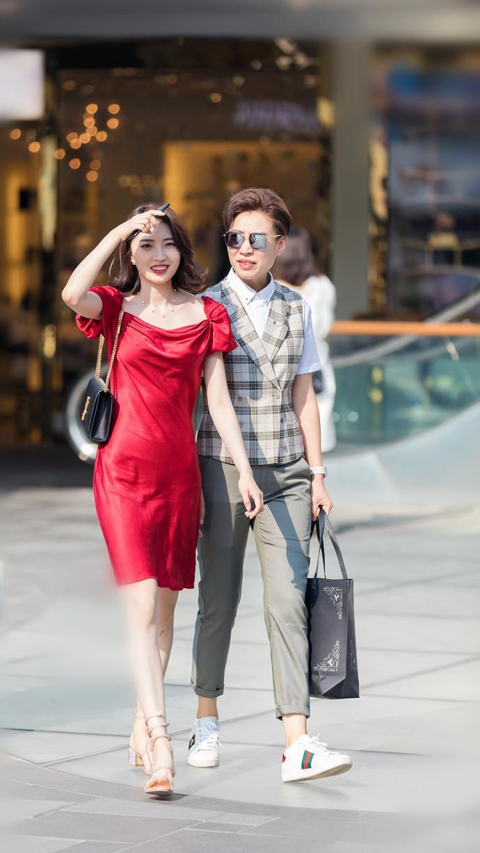 街拍：小姐姐白色抹胸包臀裙，整体风格既淡雅又干净！