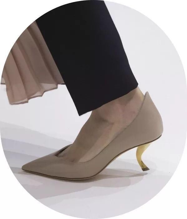 迪奥究竟有什么魔法让景甜如此着迷?