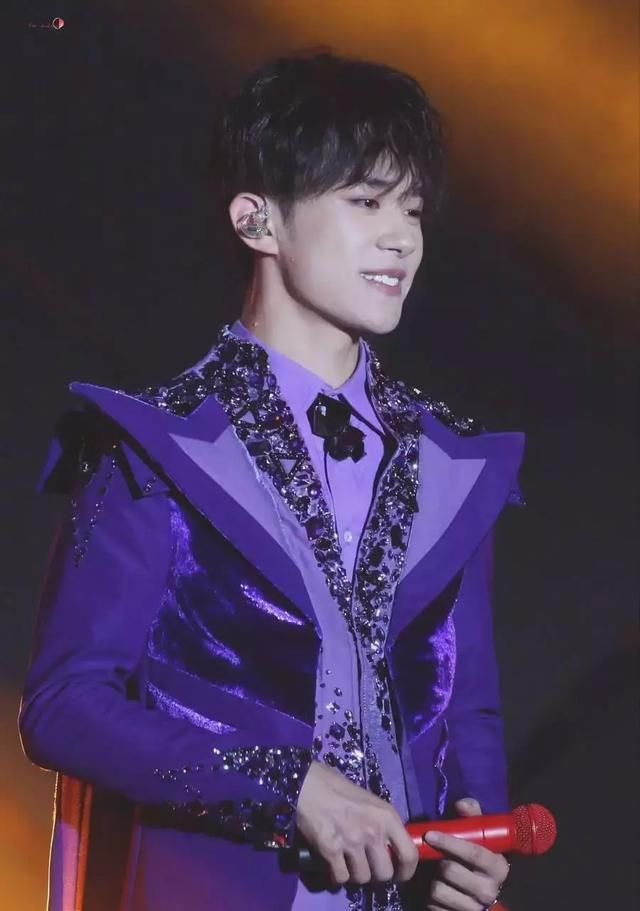 从板寸到脏辫，倒腾了一夏天，易烊千玺在开学前把发型换成了这样