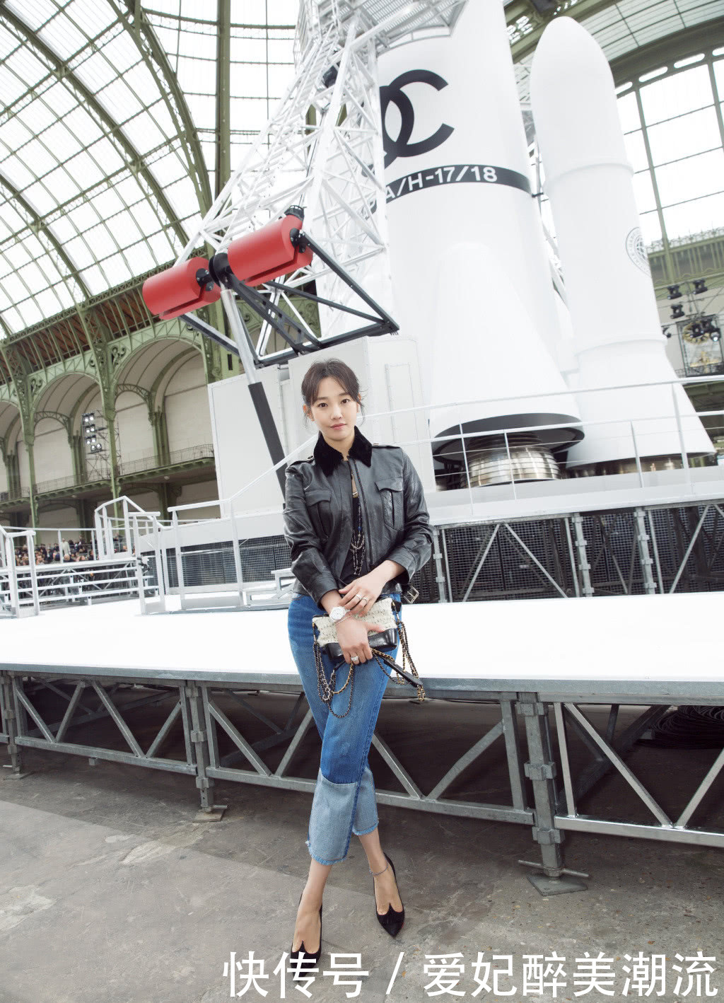 白百何为了秀腿真是拼！高跟鞋穿成这样，眼看脚都快变形了！