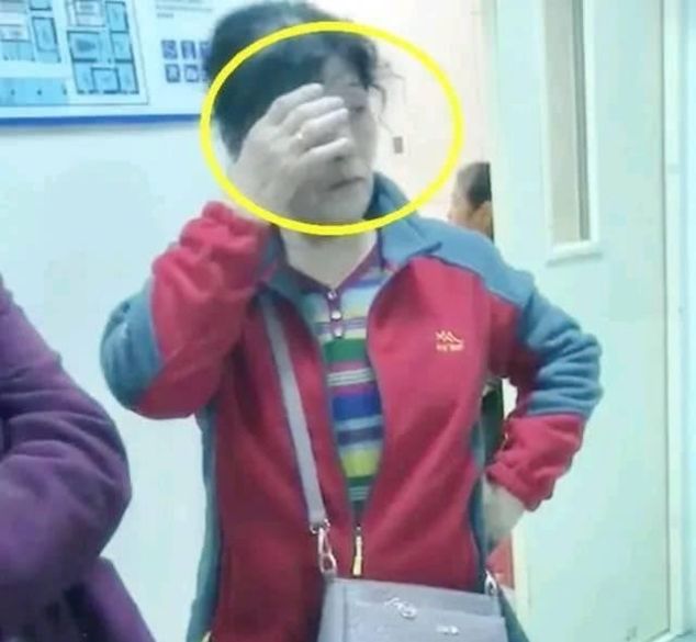 孕妇正在生孩子, 门外两个老人的表情告诉你, 谁