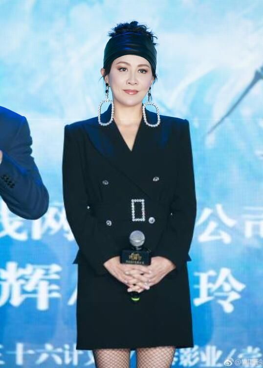 刘嘉玲真敢穿!53岁仍时尚感爆棚 网友:她的穿着一般人驾驭不了