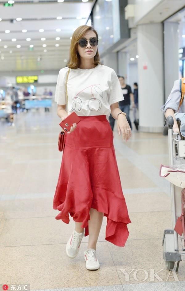 被食物迷惑的迪丽热巴告诉你，被食物迷惑也能美美哒~