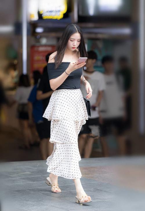 路人街拍，小姐姐一身短裙在阳光下闪闪发光，发色靓丽惹人注目