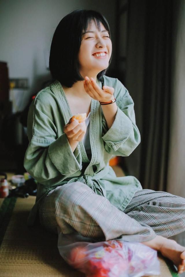 这是把沈月拍成仙女的节奏？像极了古灵精怪的邻家少女