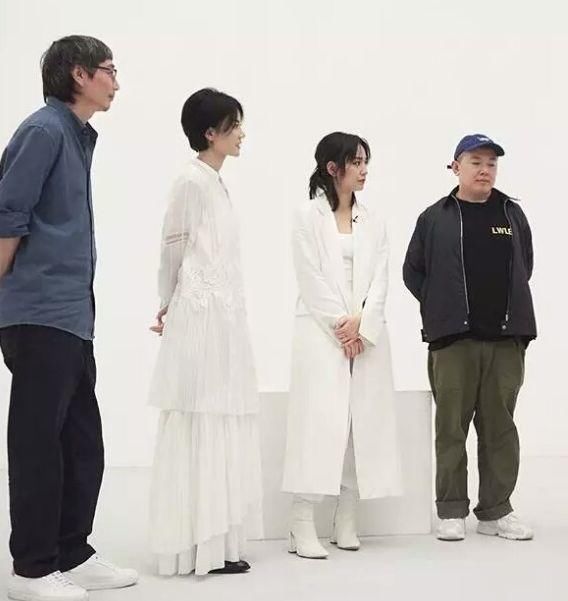 49岁王菲上综艺!红了这么多年还是气质精，时髦穿搭成范本