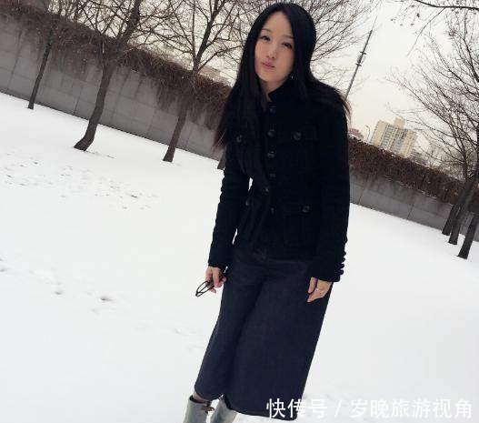 47岁杨钰莹晒巴黎街头照，打扮比小姑娘漂亮，脚上的靴子真心好看