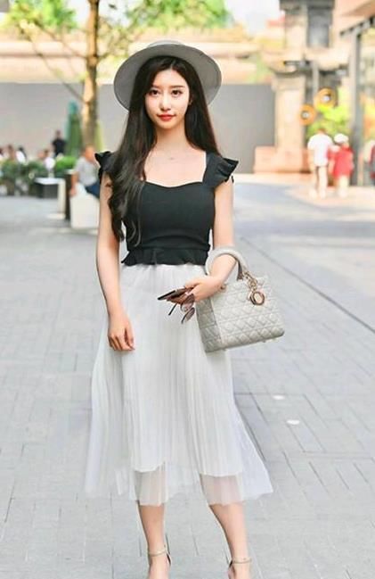  短袖：街拍：如花似玉的美女，一条黑色短袖配白色裙子，时尚清新靓丽美