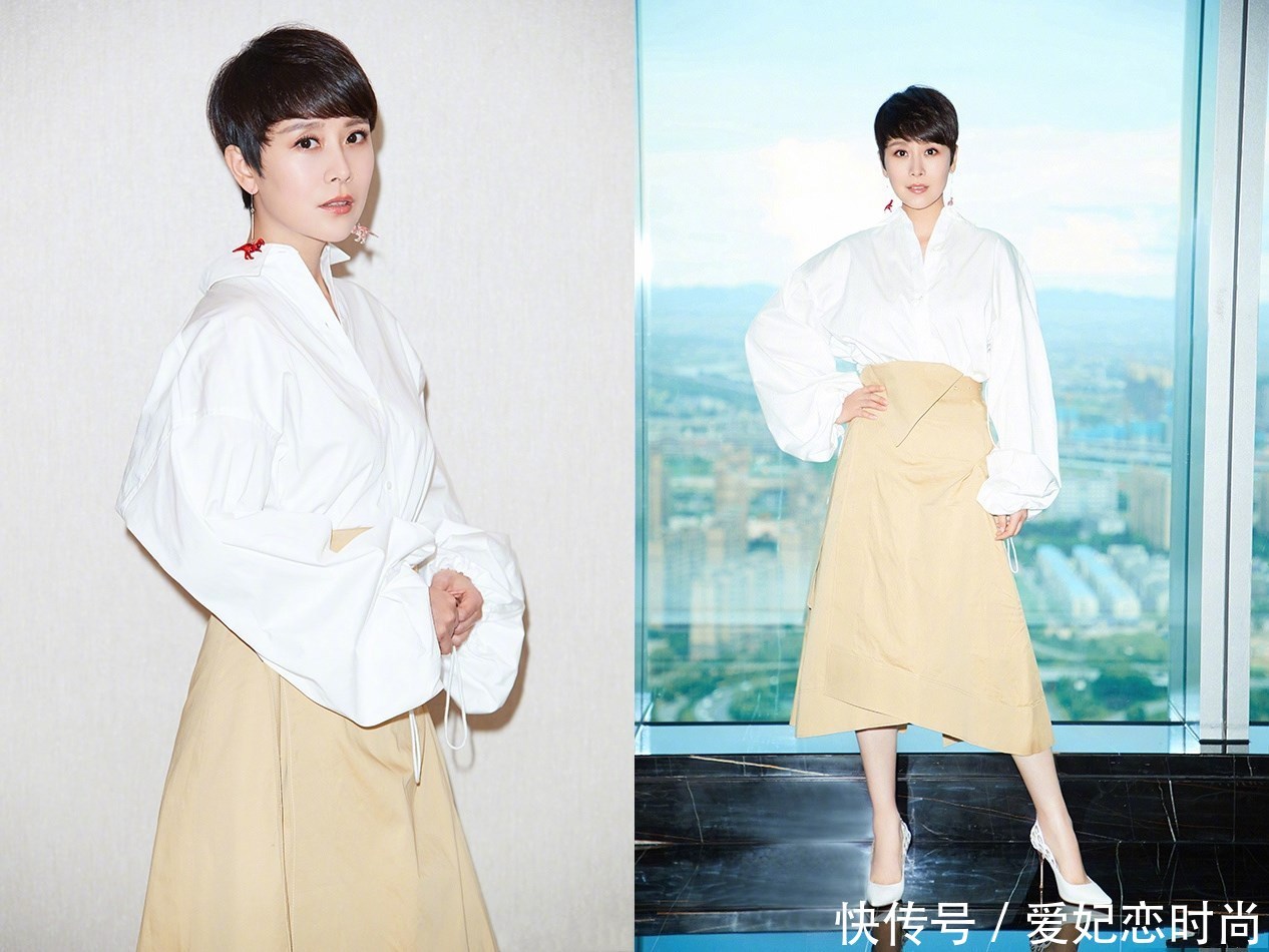 海清嫌裙子太长，故意用手往上拉扯，网友：真担心会“走光”