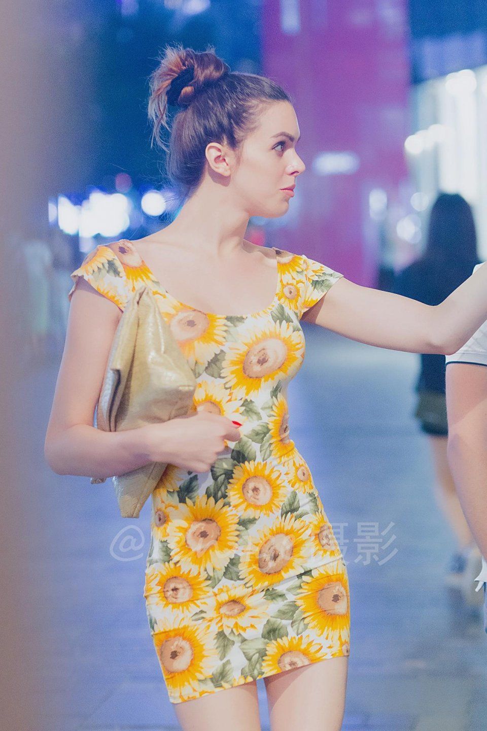 街拍：夜晚，身穿紧身小短裙的大美女来了，正面很美侧面有点凶