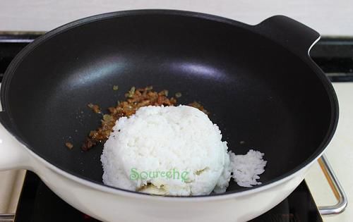  【炒饭的时】炒饭时加点它，比蛋炒饭还香，粒粒分明，润而不腻，端上桌就抢光