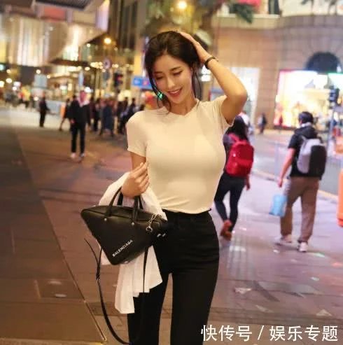 性感姐姐时尚街拍纯白色T恤搭配一款黑色的紧身热裤,凸显迷人好气