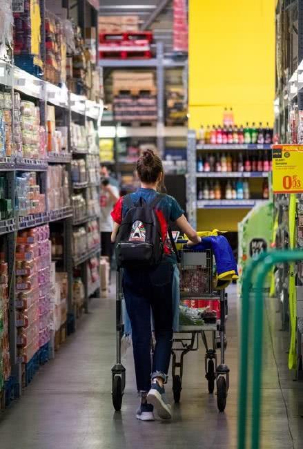 本以为赵薇“假两件”牛仔裤够丑了，但看到谭维维的裤子，才真的