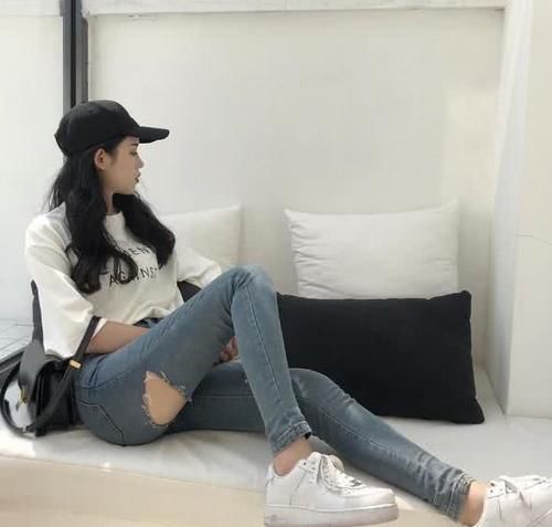 对于身材苗条的小姐姐，紧身牛仔裤更能发挥优势，凸显身姿