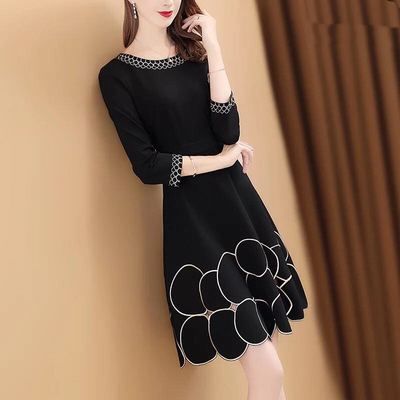 我50岁了,但我喜欢这样穿,高雅裙+尖头鞋,个个叫我美女