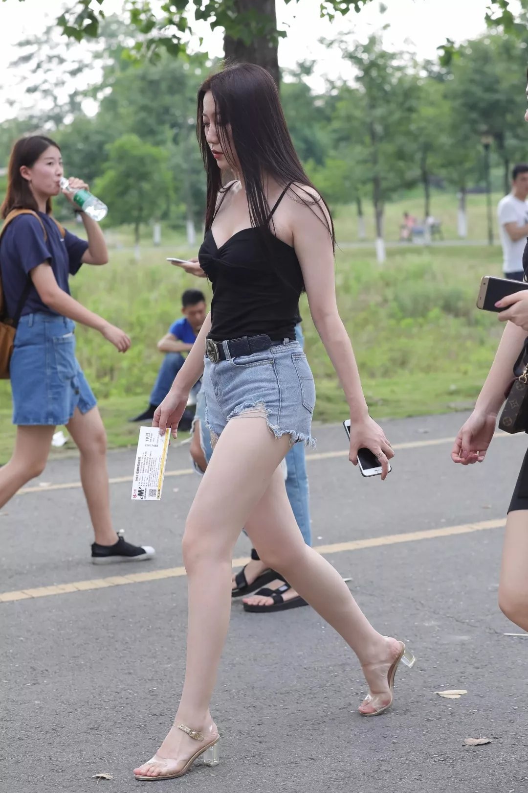 街拍身材高挑的长腿长发美妇