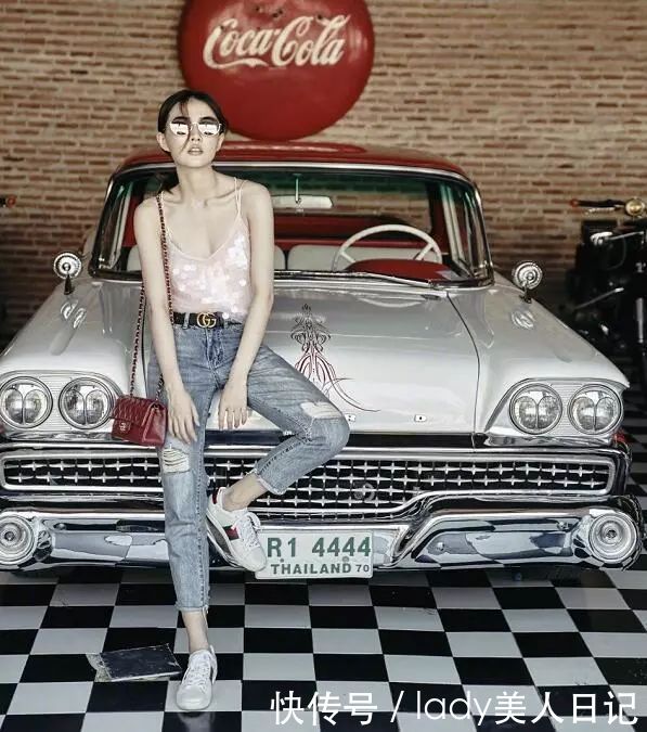 徐璐的吊带小背心打破了丰满才撩人的魔咒。网友：瘦，但超有料！