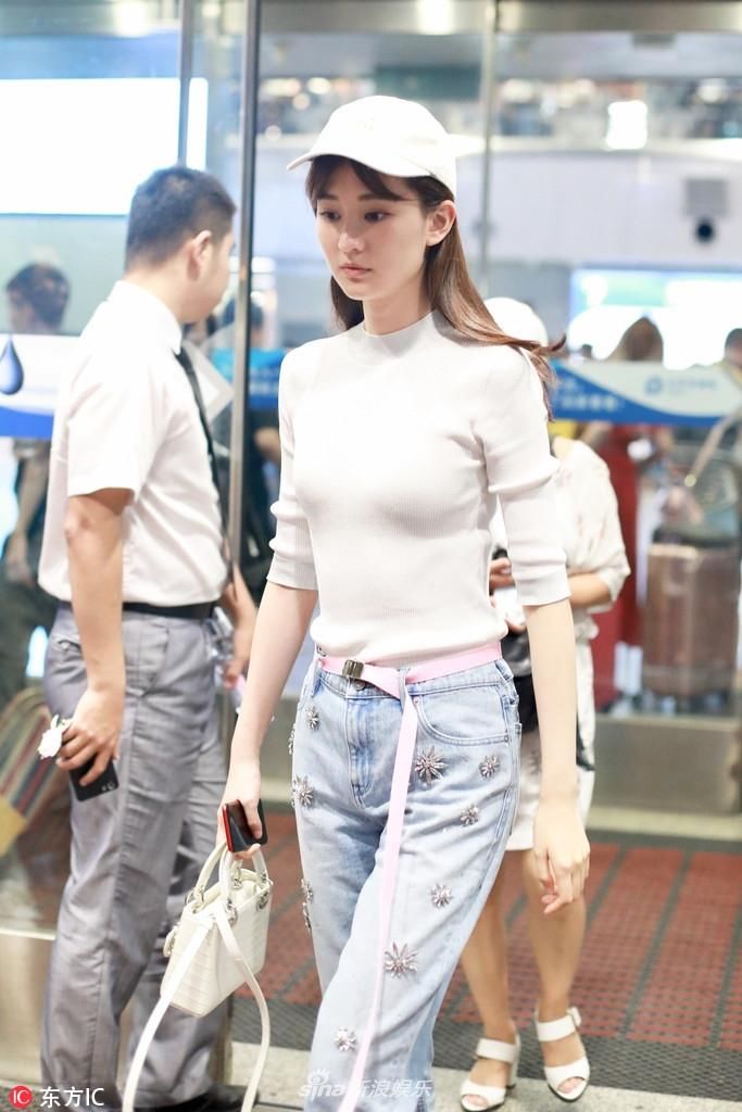 组图：乔欣造型清爽细腰长腿亭亭玉立 笑容甜美少女感十足