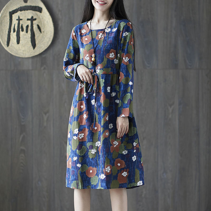 50岁的婆婆，真会打扮!都穿连衣裙和小衫，搭配高跟鞋，太美嫩