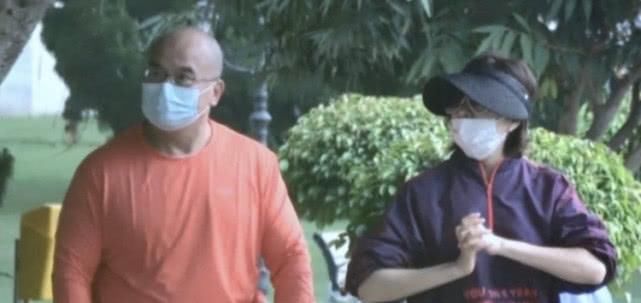  『好友』关之琳回应与光头男逛公园，称是自己健身教练，好友刘德华介绍