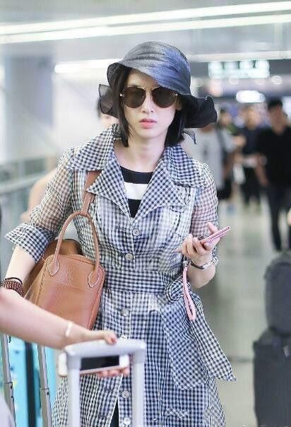 黄圣依戴着塑料帽子现身,网友:这腰不像生过娃!