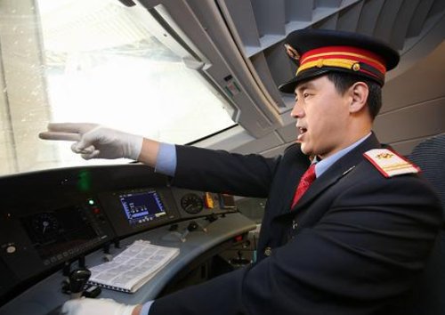 高铁司机晒出自己的工资条，看到收入的一瞬间，网友们不淡定了