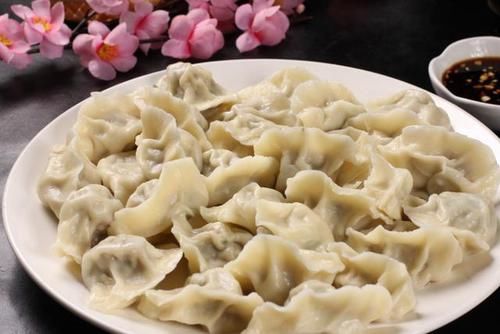 煮开:煮饺子时经常会破皮露馅,多加这一步,饺子耐煮,就会香嫩不破皮